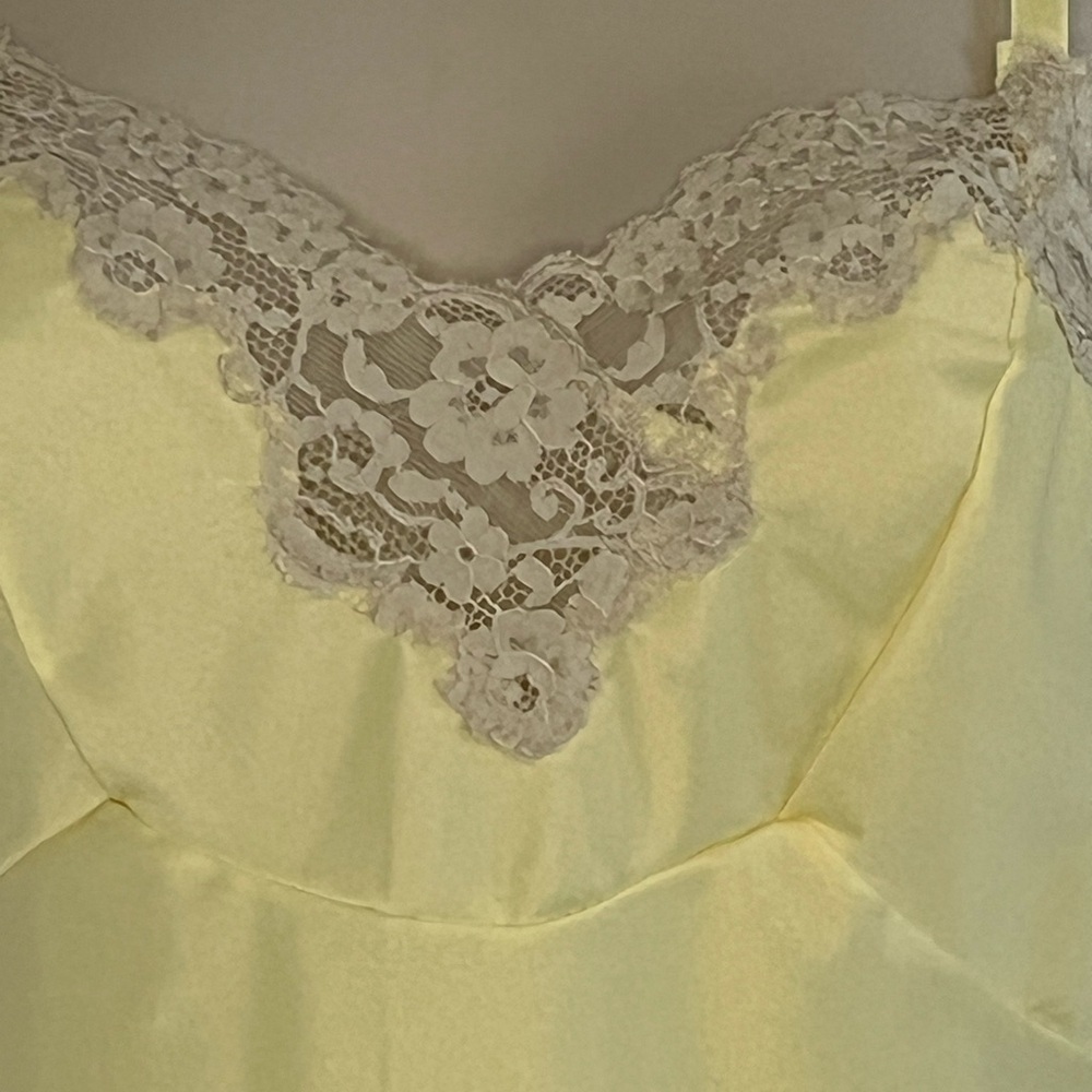 Vintage Pale Yellow Slip with Beige Lace Trim - Picture 3 of 13